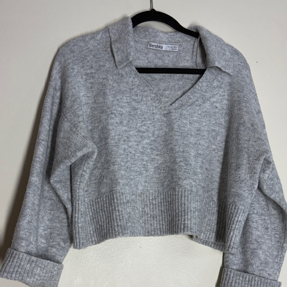 Bershka Light Gray V-Neck cropped Sweater